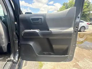 Toyota Tacoma 2022 4x2 SR5 V6 4 puertas Doble Cabina 5.0 pies batea corta