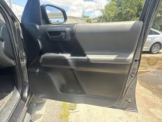 Toyota Tacoma 2022 4x2 SR5 V6 4 puertas Doble Cabina 5.0 pies batea corta