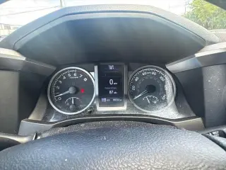 Toyota Tacoma 2022 4x2 SR5 V6 4 puertas Doble Cabina 5.0 pies batea corta