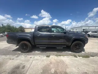 Toyota Tacoma 2022 4x2 SR5 V6 4 puertas Doble Cabina 5.0 pies batea corta