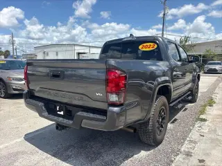 Toyota Tacoma 2022 4x2 SR5 V6 4 puertas Doble Cabina 5.0 pies batea corta