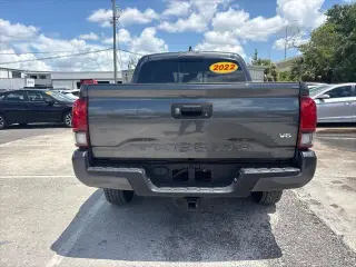 Toyota Tacoma 2022 4x2 SR5 V6 4 puertas Doble Cabina 5.0 pies batea corta
