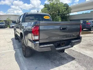 Toyota Tacoma 2022 4x2 SR5 V6 4 puertas Doble Cabina 5.0 pies batea corta