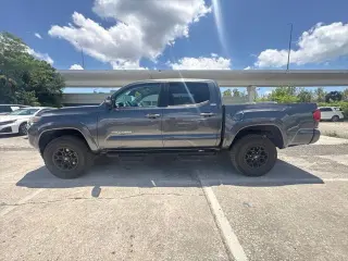 Toyota Tacoma 2022 4x2 SR5 V6 4 puertas Doble Cabina 5.0 pies batea corta