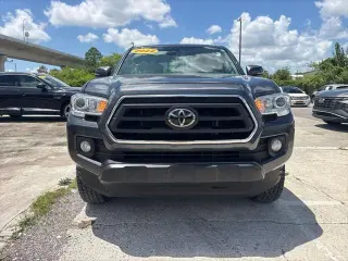 Toyota Tacoma 2022 4x2 SR5 V6 4 puertas Doble Cabina 5.0 pies batea corta