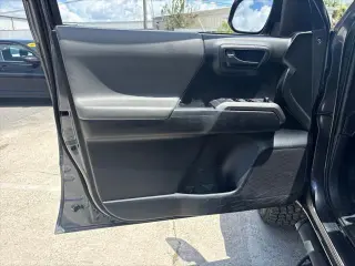 Toyota Tacoma 2022 4x2 SR5 V6 4 puertas Doble Cabina 5.0 pies batea corta