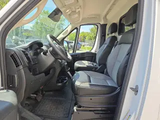 Ram ProMaster 2025 Tradesman 2500 de 136 pulgadas de distancia entre ejes, 3 puertas, techo bajo, Furgoneta de Carga con Asiento de Pasajero