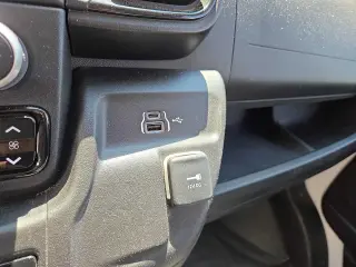 Ram ProMaster 2025 Tradesman 2500 de 136 pulgadas de distancia entre ejes, 3 puertas, techo bajo, Furgoneta de Carga con Asiento de Pasajero
