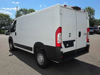 Ram ProMaster 2025 Tradesman 2500 de 136 pulgadas de distancia entre ejes, 3 puertas, techo bajo, Furgoneta de Carga con Asiento de Pasajero