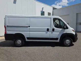 Ram ProMaster 2025 Tradesman 2500 de 136 pulgadas de distancia entre ejes, 3 puertas, techo bajo, Furgoneta de Carga con Asiento de Pasajero