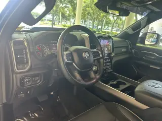 Ram 1500 2020 4x2 Laramie Crew Cab de 4 puertas y caja corta de 5.6 pies