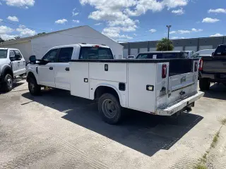 Ford F-350 Super Duty 2020 4x4 Lariat Cabina Tripulación de 4 puestas, Distancia entre ejes de 179 pulg. Chasis DRW