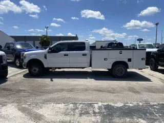 Ford F-350 Super Duty 2020 4x4 Lariat Cabina Tripulación de 4 puestas, Distancia entre ejes de 179 pulg. Chasis DRW