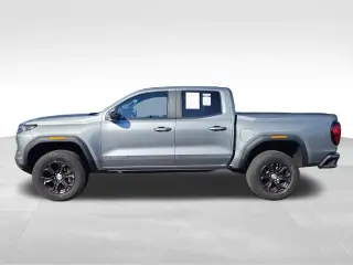 GMC Canyon 2024 4x2 Elevation 4 puertas Cabina Doble batea de 5 pies