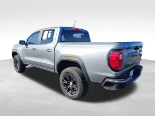 GMC Canyon 2024 4x2 Elevation 4 puertas Cabina Doble batea de 5 pies