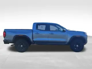 GMC Canyon 2024 4x2 Elevation 4 puertas Cabina Doble batea de 5 pies