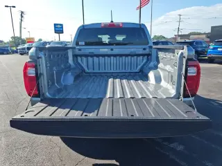 GMC Canyon 2024 4x2 Elevation 4 puertas Cabina Doble batea de 5 pies