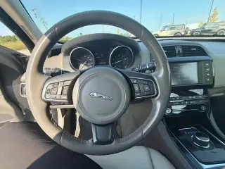 Jaguar XE 2018 AWD 25t Premium 4p Sedan