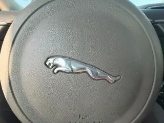 Jaguar XE 2018 AWD 25t Premium 4p Sedan