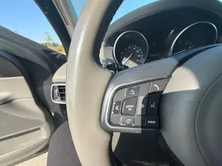 Jaguar XE 2018 AWD 25t Premium 4p Sedan