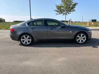 Jaguar XE 2018 AWD 25t Premium 4p Sedan
