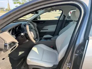 Jaguar XE 2018 AWD 25t Premium 4p Sedan