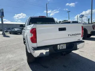 Toyota Tundra 2017 4x2 SR5 4dr CrewMax Cab Pickup SB (5.7L V8 FFV)
