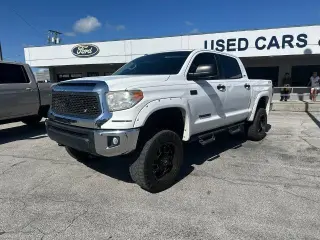 Toyota Tundra 2017 4x2 SR5 4dr CrewMax Cab Pickup SB (5.7L V8 FFV)