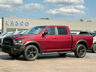 Ram 1500 Classic 2019 4x4 Warlock 4p. Cabina de Tripulante 5,5 pies de Caja Corta Pickup