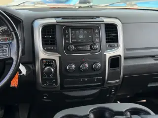 Ram 1500 Classic 2019 4x4 Warlock 4p. Cabina de Tripulante 5,5 pies de Caja Corta Pickup