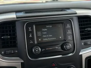 Ram 1500 Classic 2019 4x4 Warlock 4p. Cabina de Tripulante 5,5 pies de Caja Corta Pickup