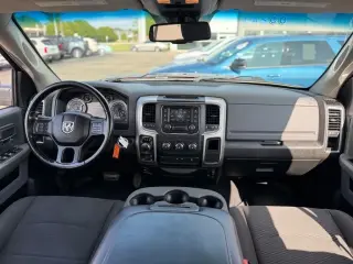 Ram 1500 Classic 2019 4x4 Warlock 4p. Cabina de Tripulante 5,5 pies de Caja Corta Pickup