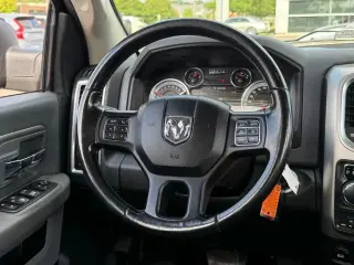 Ram 1500 Classic 2019 4x4 Warlock 4p. Cabina de Tripulante 5,5 pies de Caja Corta Pickup