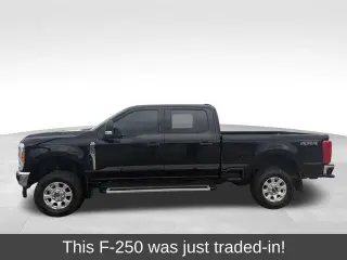 Ford F-250 Super Duty 2023 4x4 XL 4p Puerta Cuadro Crew 8 pies. Camión Ligero LB