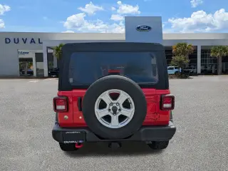 Jeep Wrangler Unlimited 2018 4x4 Sport 4dr SUV (lanzamiento a mitad de año)