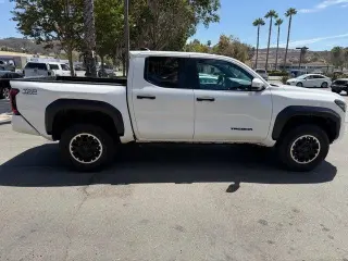 Toyota Tacoma 2024 4x4 SR5 4p Doble Cabina 5.0 ft SB