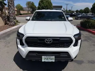 Toyota Tacoma 2024 4x4 SR5 4p Doble Cabina 5.0 ft SB