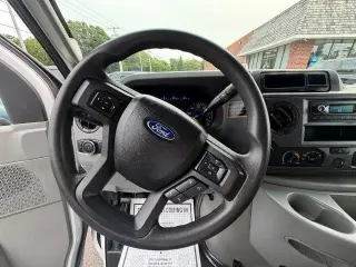 Ford E-Series 2022 E-350 SD 2p 138 in. CA Chasis Corto de Montura