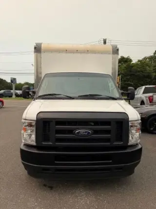 Ford E-Series 2022 E-350 SD 2p 138 in. CA Chasis Corto de Montura