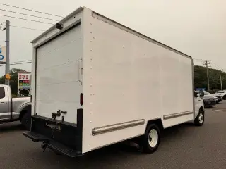 Ford E-Series 2022 E-350 SD 2p 138 in. CA Chasis Corto de Montura