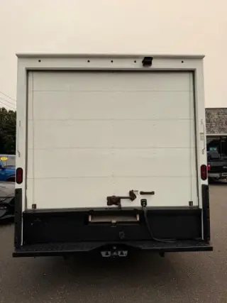 Ford E-Series 2022 E-350 SD 2p 138 in. CA Chasis Corto de Montura