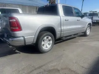 Ram 1500 2022 4x2 Laramie Cabina Doble de 4 puertas, caja corta de 5.6 pies