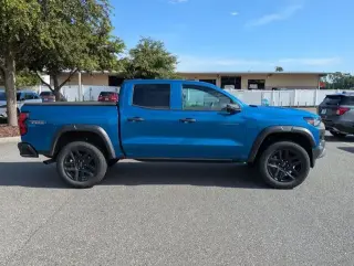 Chevrolet Colorado 2024 4x4 Trail Boss 4 puertas Cabina Doble Caja Corta de 5 pies