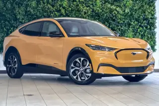 SUV Ford Mustang Mach-E Premium de 4 puertas 2023