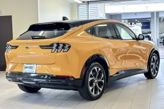 SUV Ford Mustang Mach-E Premium de 4 puertas 2023