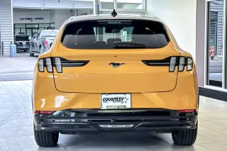 SUV Ford Mustang Mach-E Premium de 4 puertas 2023