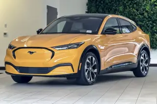 SUV Ford Mustang Mach-E Premium de 4 puertas 2023