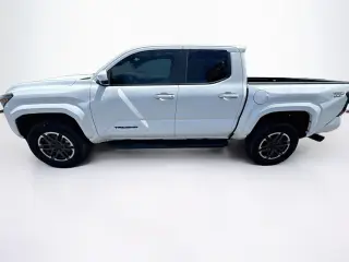 Toyota Tacoma 2024 4x2 TRD Sport 4 puertas Double Cab batea de 5.0 pies