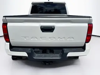 Toyota Tacoma 2024 4x2 TRD Sport 4 puertas Double Cab batea de 5.0 pies