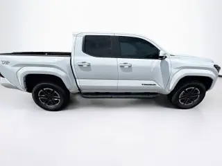 Toyota Tacoma 2024 4x2 TRD Sport 4 puertas Double Cab batea de 5.0 pies